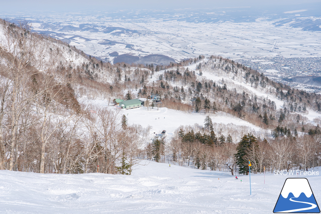 富良野スキー場｜2022-2023シーズンの『北の峰ゾーン』の営業は、3月21日（火・祝）まで。心ゆくまでロング滑走を楽しみましょう♪